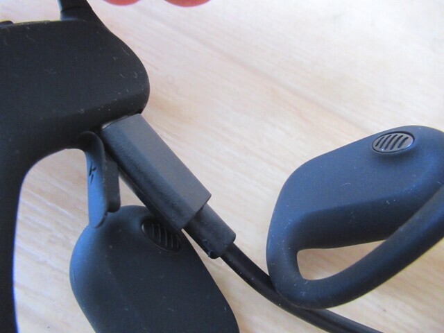 RanFreeワイヤレスイヤホンの充電をしているコードの様子