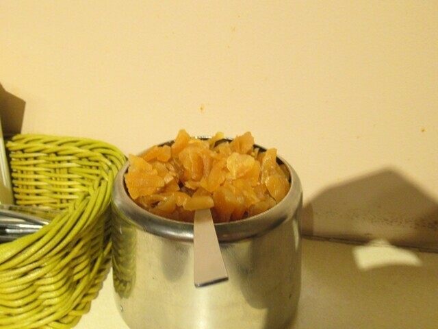 エチオピアカレーは卓上に福神漬けとウォーターポットが各席に設置されている