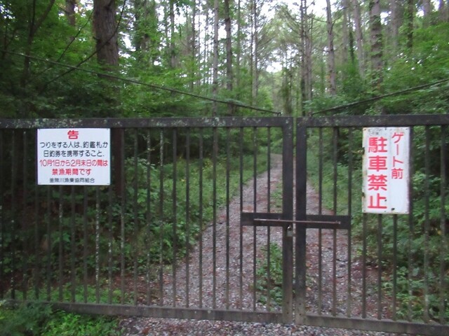 ゲートから４ｋｍほど歩くと阿弥陀岳の登山口であります御小屋尾根入口がある