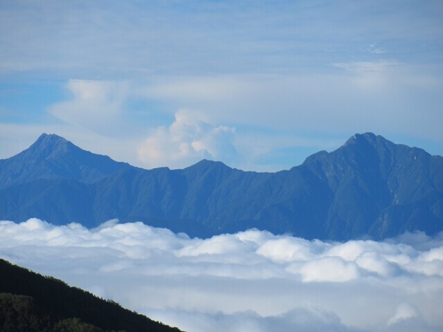 南アルプスの名峰北岳と甲斐駒ヶ岳御小屋尾根からの景色