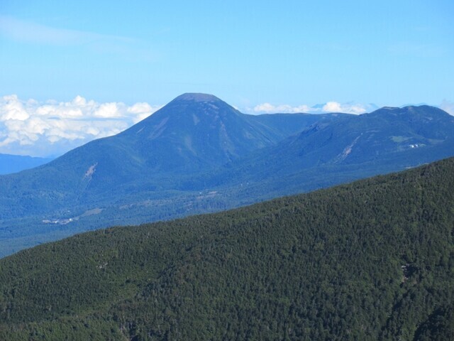 御小屋尾根から八ヶ岳の名峰蓼科山