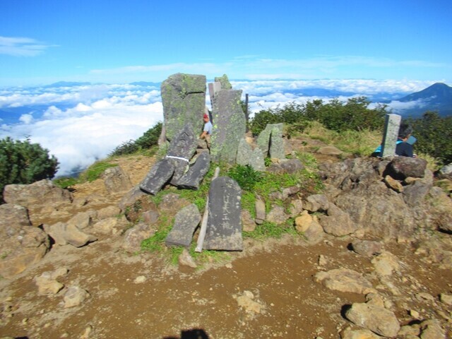 石板が阿弥陀岳の山頂に置かれていた様子