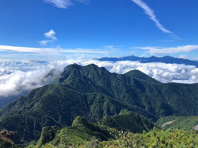 阿弥陀岳山頂から目指す権現岳方面景色