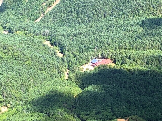 阿弥陀岳・赤岳の鞍部から山小屋が見えた様子