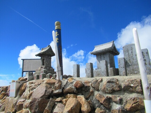 赤岳の山頂と青空