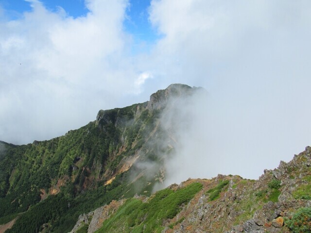 赤岳から見た阿弥陀岳の景色