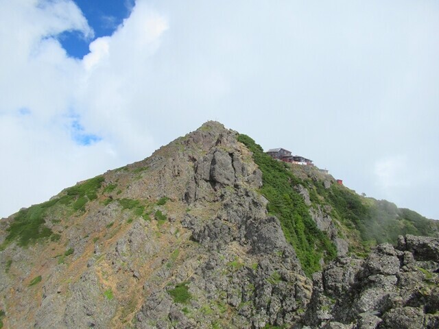 八ヶ岳キレットへ向かう途中に振り返っての赤岳の様子