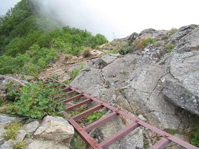 八ヶ岳キレットの核心部の梯子