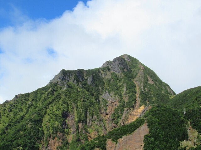 八ヶ岳キレットのガレ場のルート上から見た阿弥陀岳