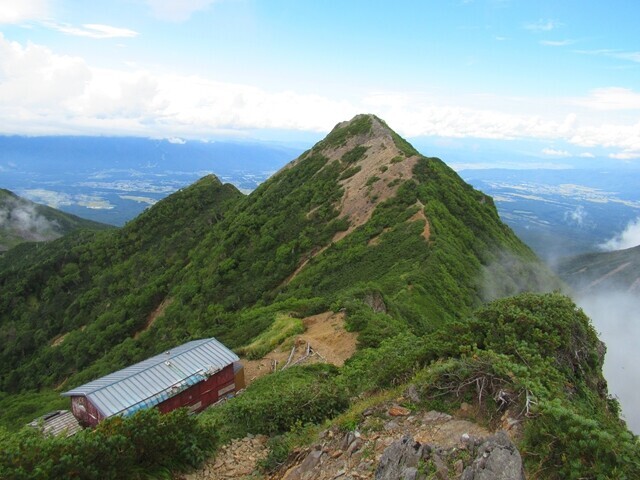 権現小屋と奥に見えている山がギボシ