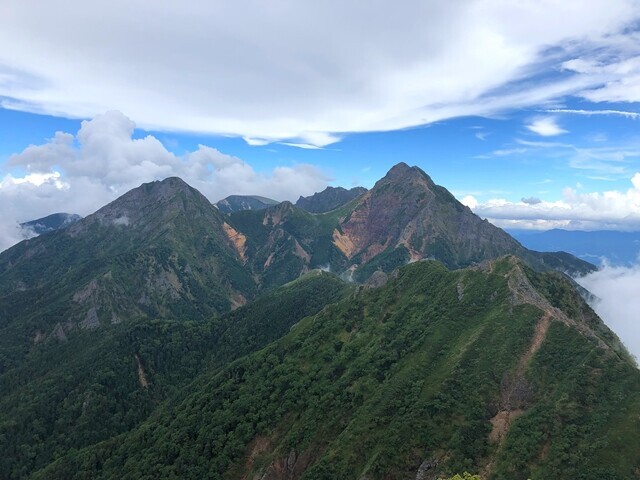 権現岳付近からの赤岳・阿弥陀岳の景色