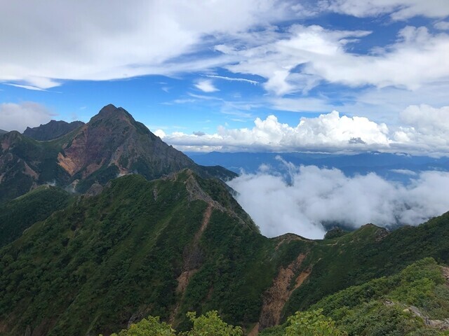 赤岳からの八ヶ岳キレットのルートの遠望の様子