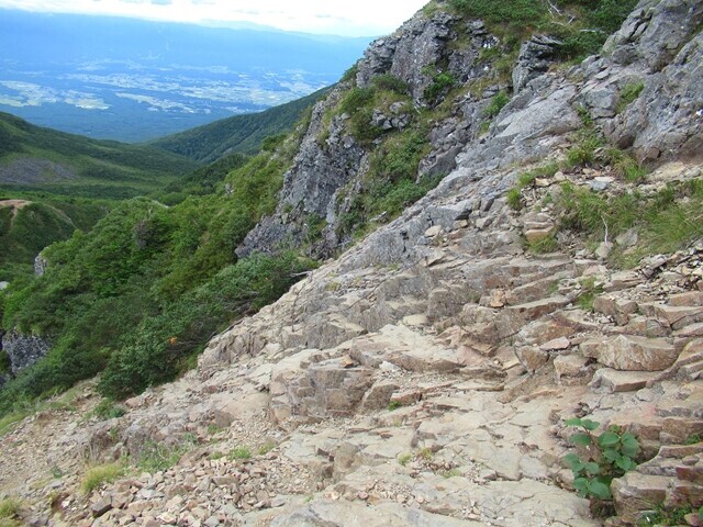 青年小屋～ギボシの登山道も浮石が多い様子