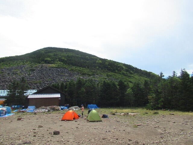 青年小屋のテント場からの編笠山景色