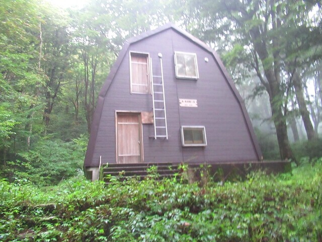 湯ノ島小屋からオンベ松尾根の登山口を目指してスタートの様子