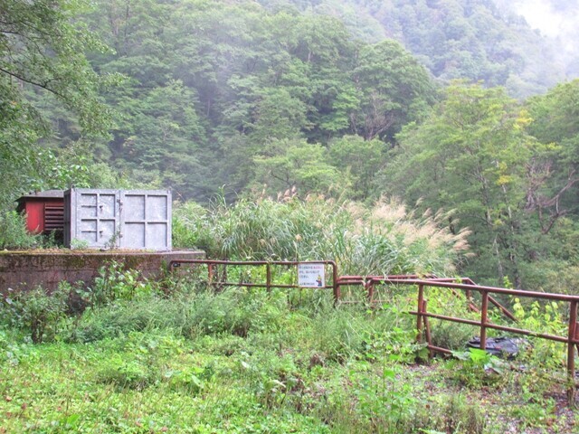 建物の左側にオンベ松尾根の登山口に至るルートがある