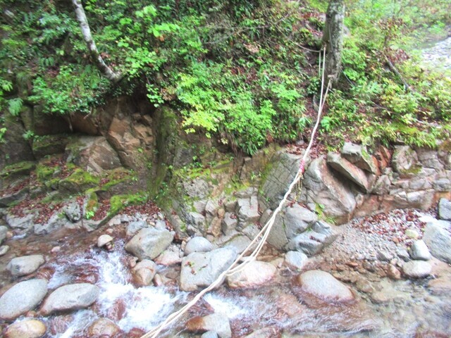下ノアシ沢対岸がオンベ松尾根の登山口(取り付き地点)