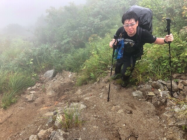 雨に濡れている登山者