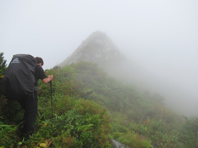 牛首山山頂近くの登山ルート