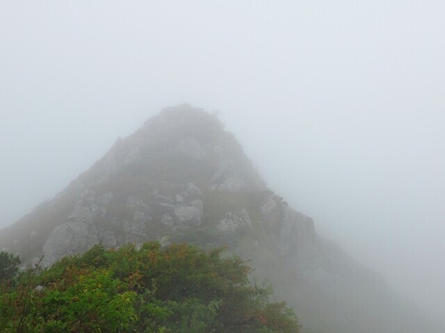 オンベ松尾根から大日岳登山中の大きな岩場
