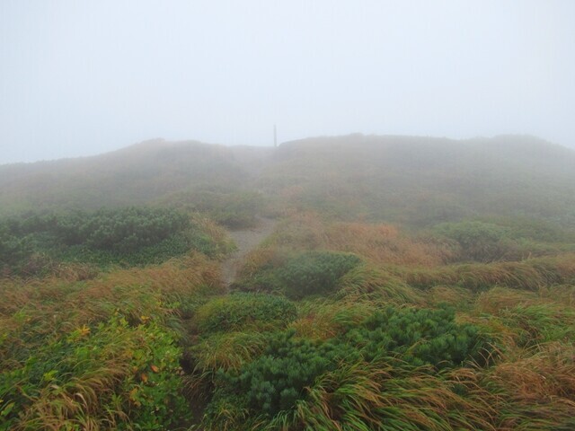 飯豊連峰最高峰大日岳山頂を遠望