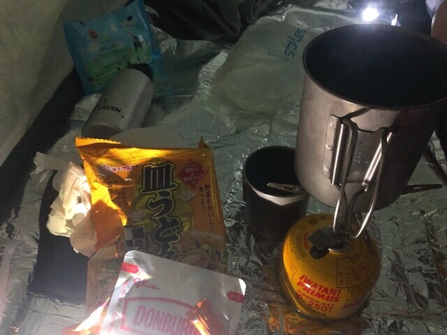 御西避難小屋でテント泊の食事の調理の様子