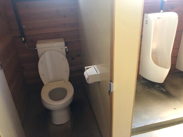 立場川キャンプ場のトイレ便座の様子