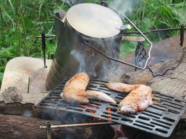 鶏肉量を焚き火調理