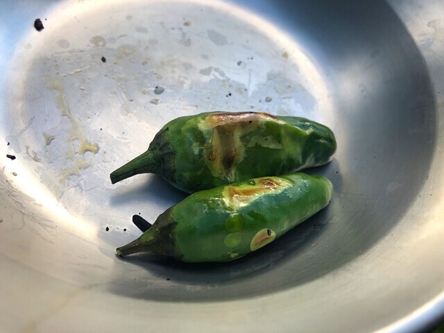 キャンプでしし唐を調理