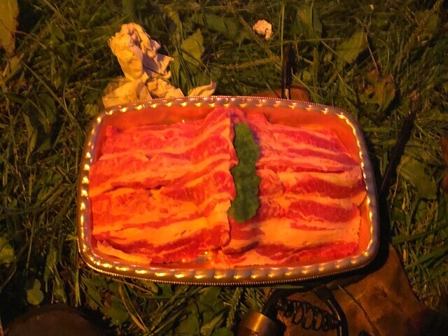 立場川キャンプ場で焼き肉を調理してキャンプレビューの様子