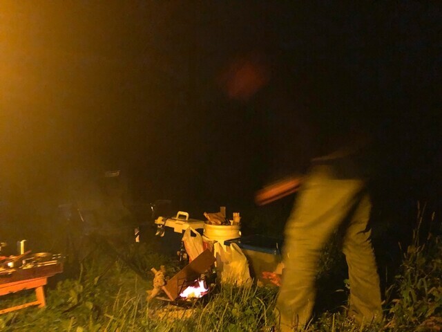 キャンプで薪を準備しているキャンパ＾