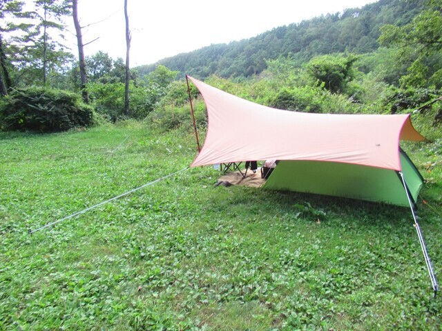 立場川キャンプ場のサイトにテント設営の様子