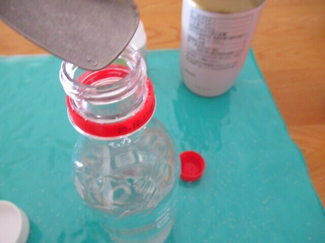 クエン酸を水の中に入れて良くかき混ぜている様子