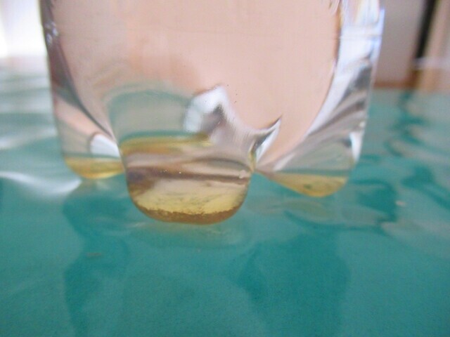 スポーツドリンクの中に沈殿するハチミツ