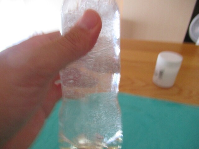 スポーツドリンクにハチミツを混ぜている様子