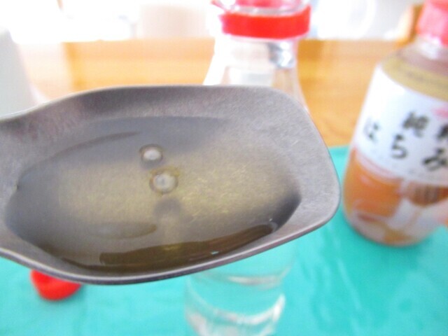 計量スプーンにハチミツを入れた様子