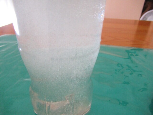 手作りしたスポーツドリンクに重曹を入れた様子