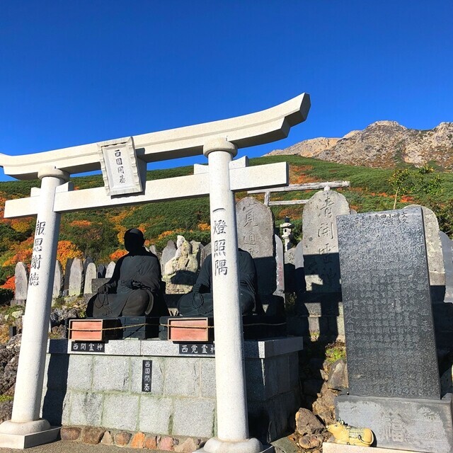 女人堂から石室山荘へ至る登山道入口の鳥居と石像