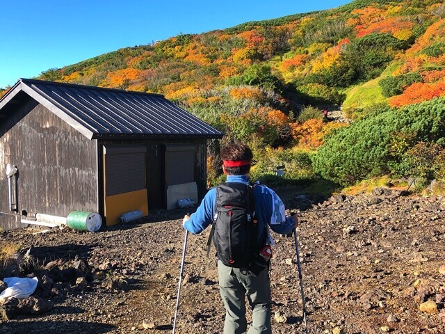 御嶽山の紅葉を楽しむ登山者