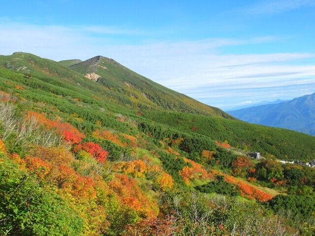 御嶽山の斜面を彩る紅葉