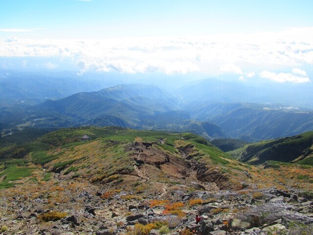 石室山荘から見る御嶽山の登山ルートの様子