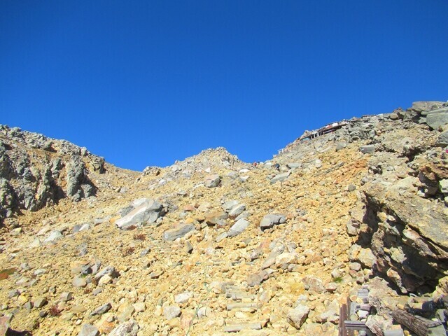 御嶽山の山頂を目指している様子