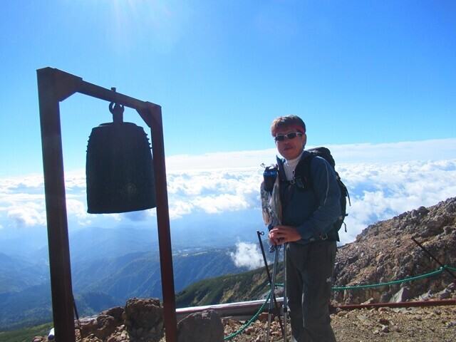 御嶽山山頂で鐘を鳴らしていた登山者