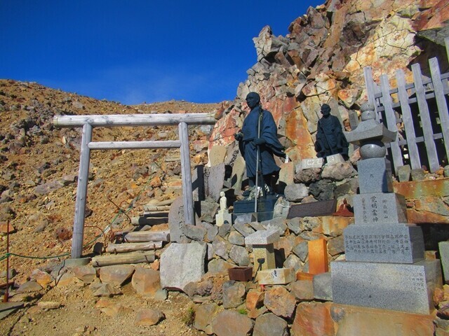 御嶽山通るのが少し怖い登山道