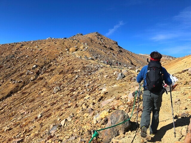 御嶽山山頂が見えて足取りが軽くなった登山者