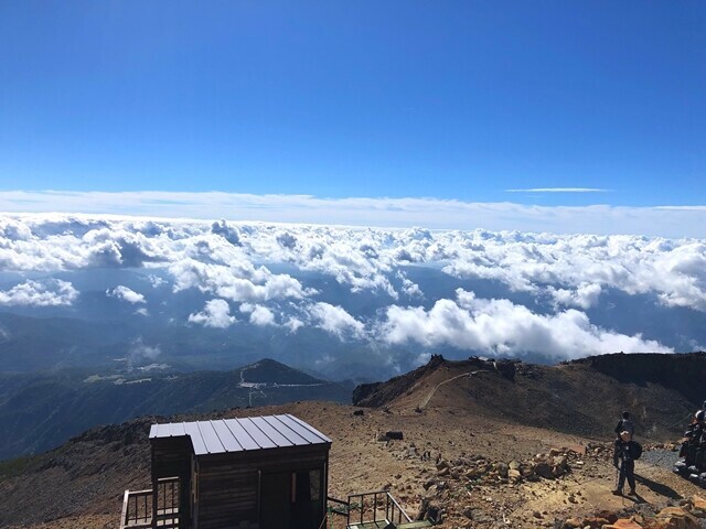 御嶽山山頂からの展望と雲の様子