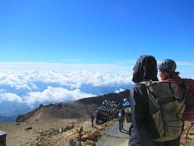 御嶽山の山頂から見る噴火対策用シェルター