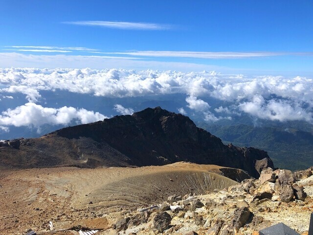 御嶽山の山頂から見る地獄谷の景色