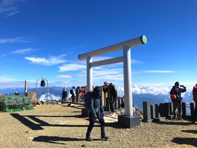 御嶽山の山頂は非常に綺麗に整備されていた