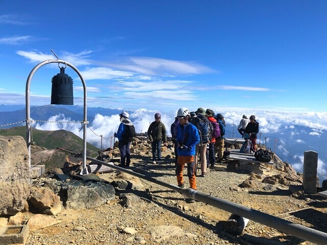 山岳ヘルメットを着用した登山者